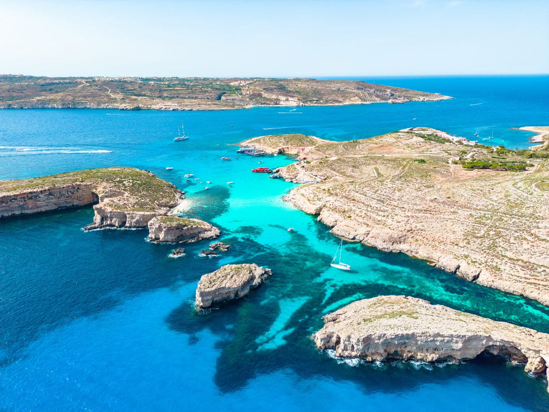 Comino Blue Lagoon Malta iš viršaus su turkio spalvos vandeniu ir uolėta pakrante