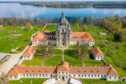 Pažaislio vienuolyno ansamblis ir Kauno marių aplinka.