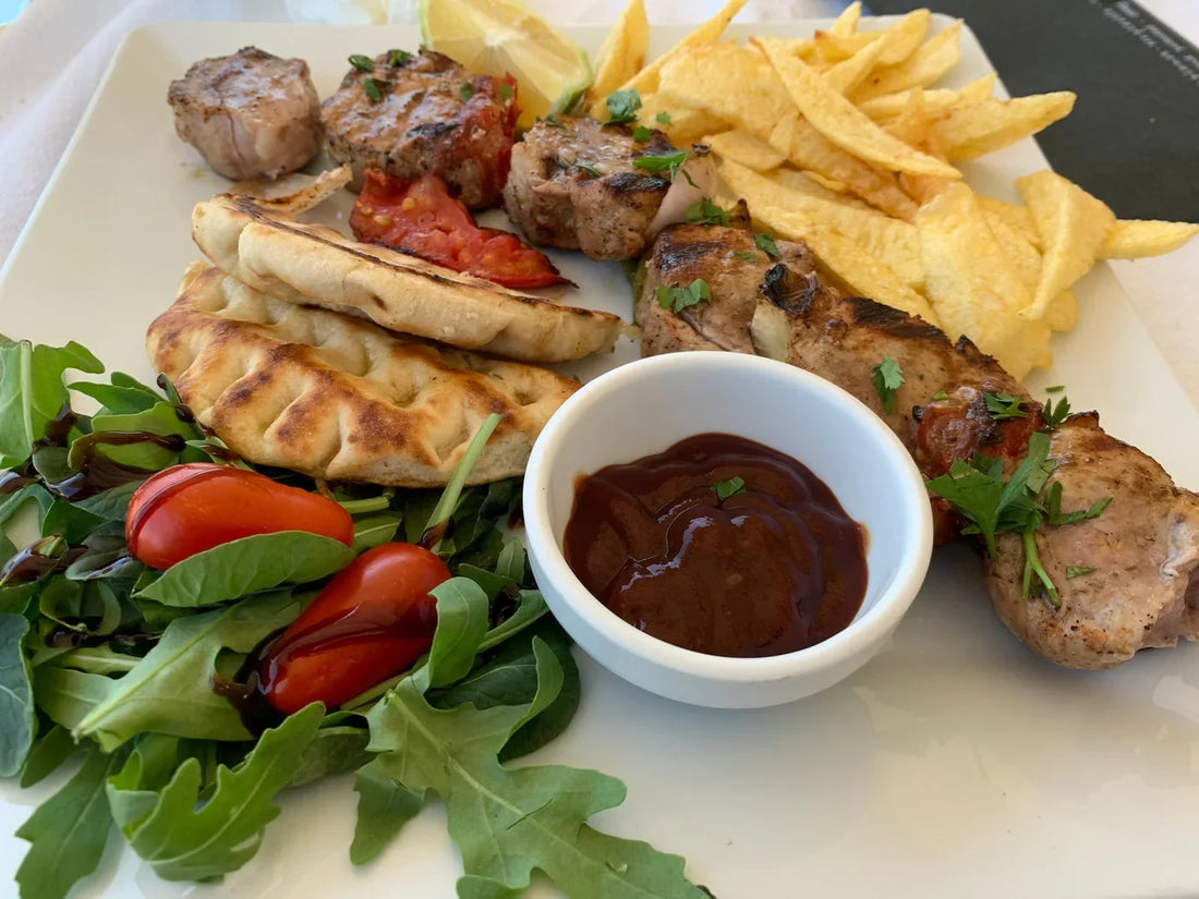 Kiaulienos souvlaki patiekalas Kalyves restorane Kretoje