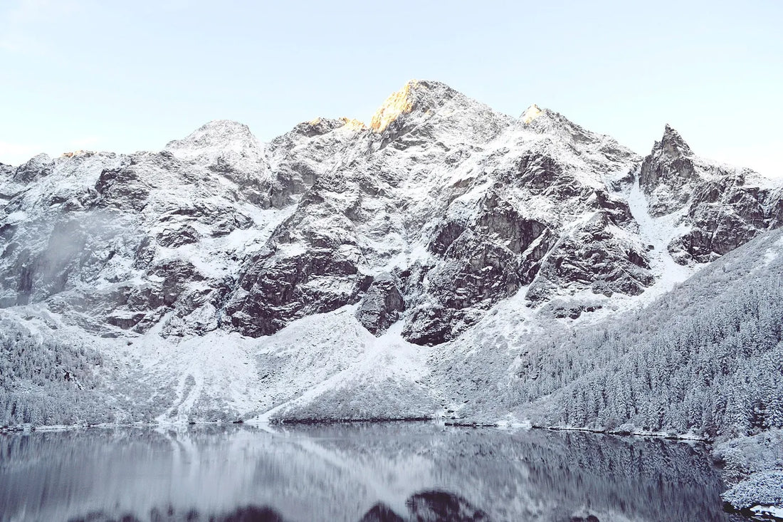 Morskie Oko ežeras apsnigtų kalnų apsuptyje