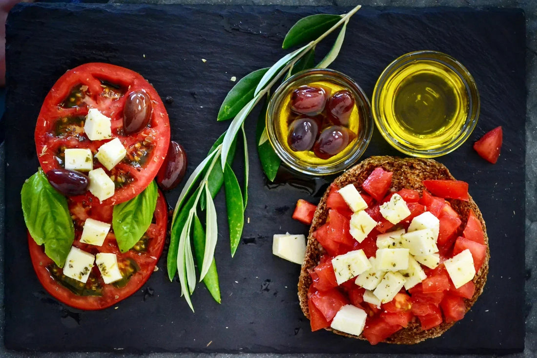 Dakos užkandis su pomidorais, sūriu ir alyvuogių aliejumi