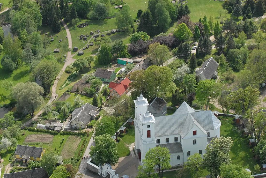 Mosėdžio bažnyčia ir miestelio aplinka iš oro.