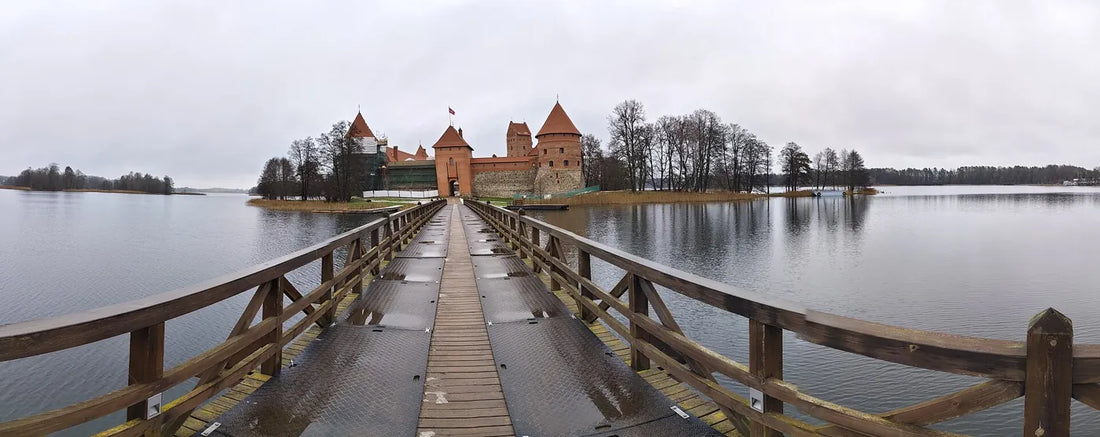 Trakų Salos pilis ir tiltas per Galvės ežerą