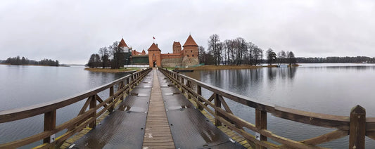 Trakų Salos pilis ir tiltas per Galvės ežerą